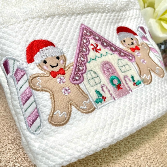 NWT Set of 2 GINGERBREAD MAN/ CANDY CANE/ GINGERBREADHOUSE Bathroom Hand Towels - Picture 2 of 7